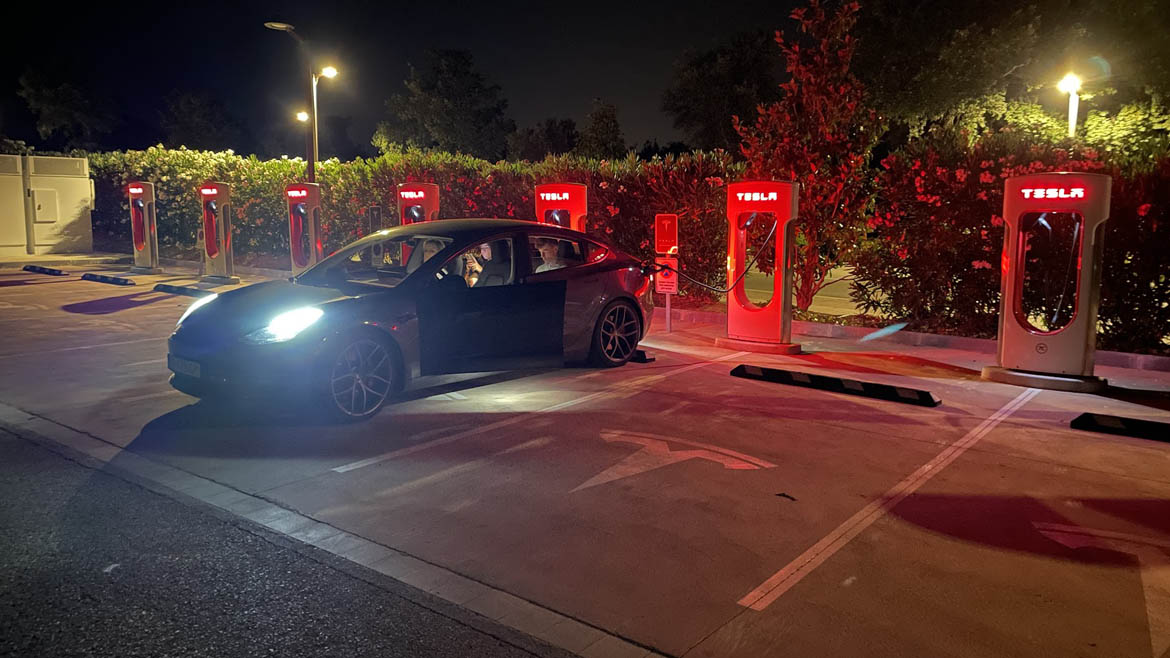 Problemen netwerk: in Californië mogen Tesla's niet meer 's avonds laden.