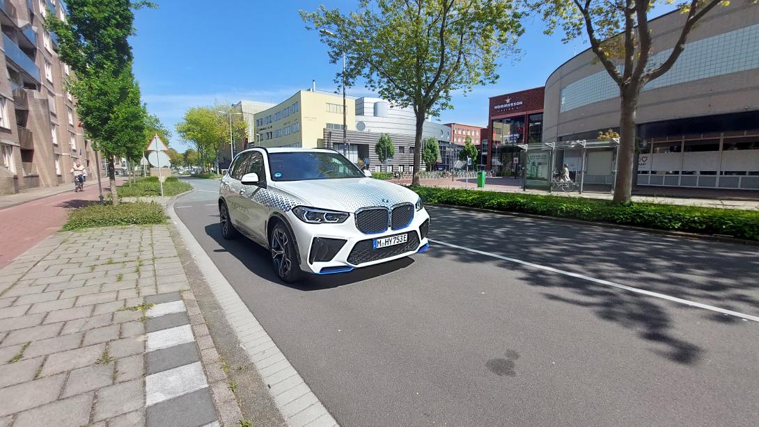 BMW iX5 in de stad
