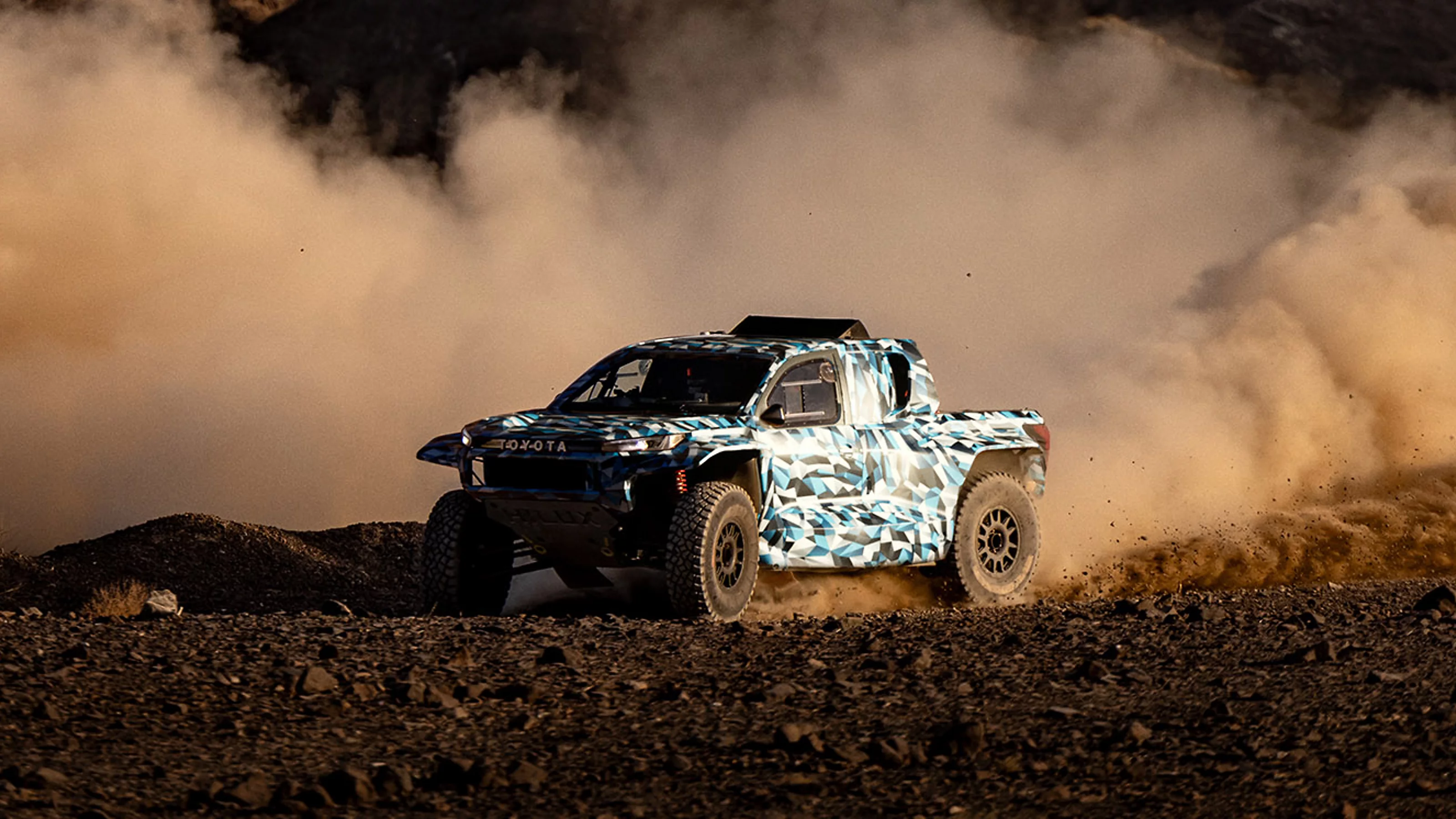 Waterstof in de woestijn: Toyota neemt met brandstofcel-Hilux deel aan de Dakar 2027