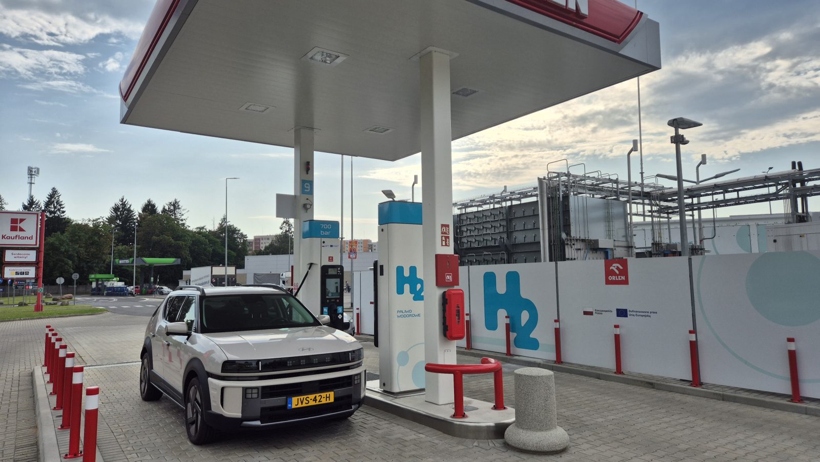 Hyundai Nexo tankt waterstof bij het Orlen-station in Pila