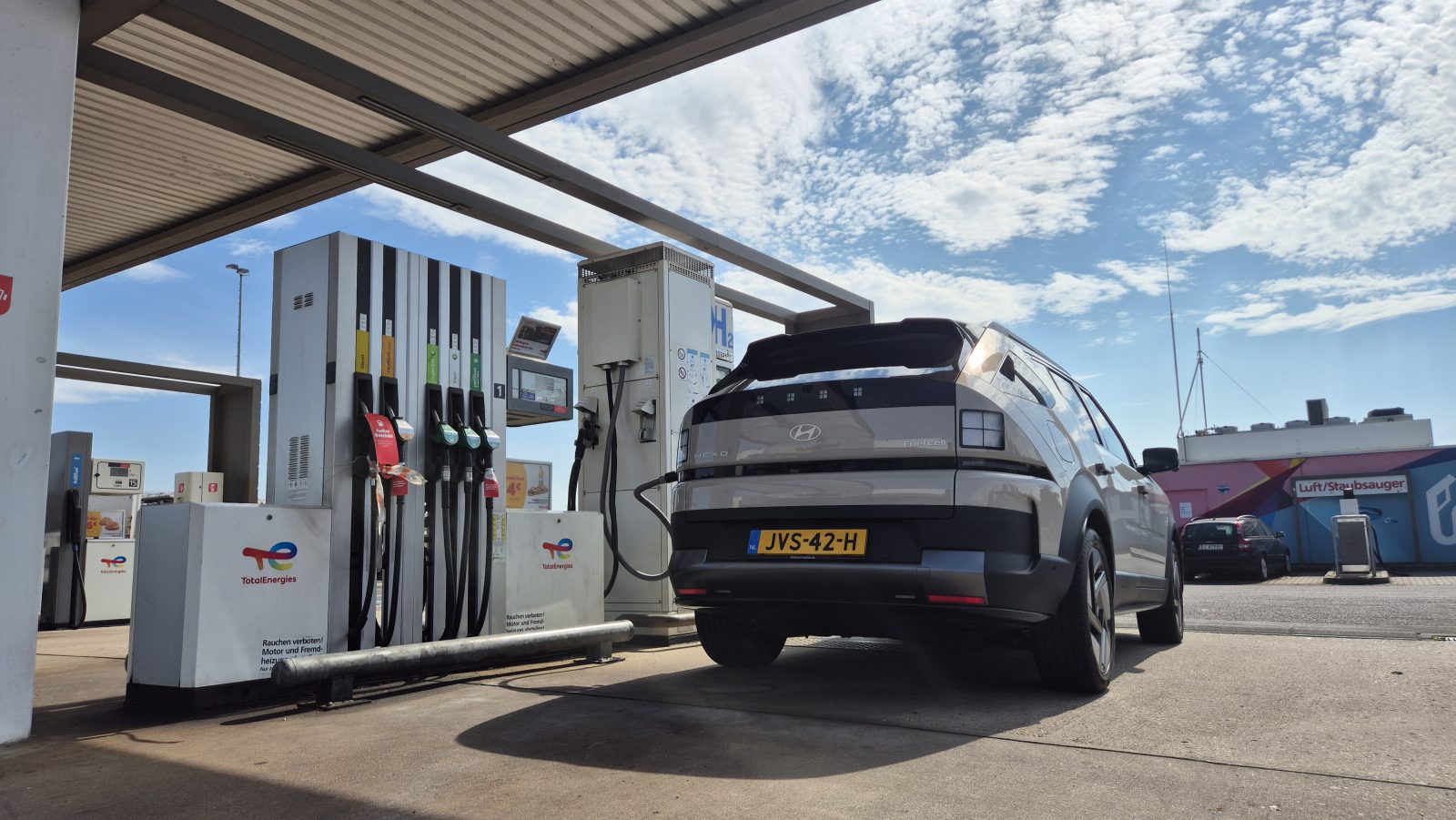 Hyundai Nexo tankt waterstof bij TotalEnergies in Maagdenburg